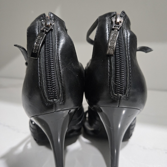 Millenial Going Out Sex and the City Black Leather Strappy Guess Heels Sz 7.5 - Picture 3 of 5